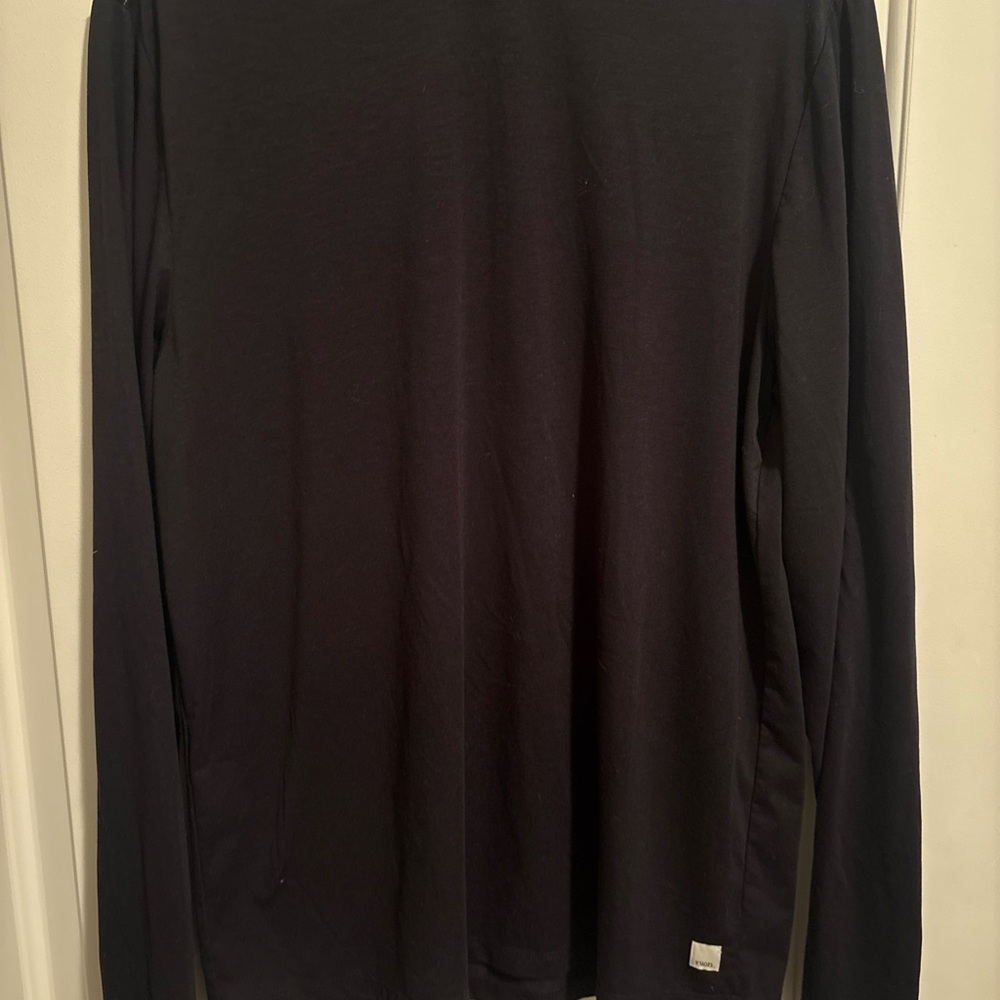 Vuori Black Long Sleeve Crew Top with Hem Tag